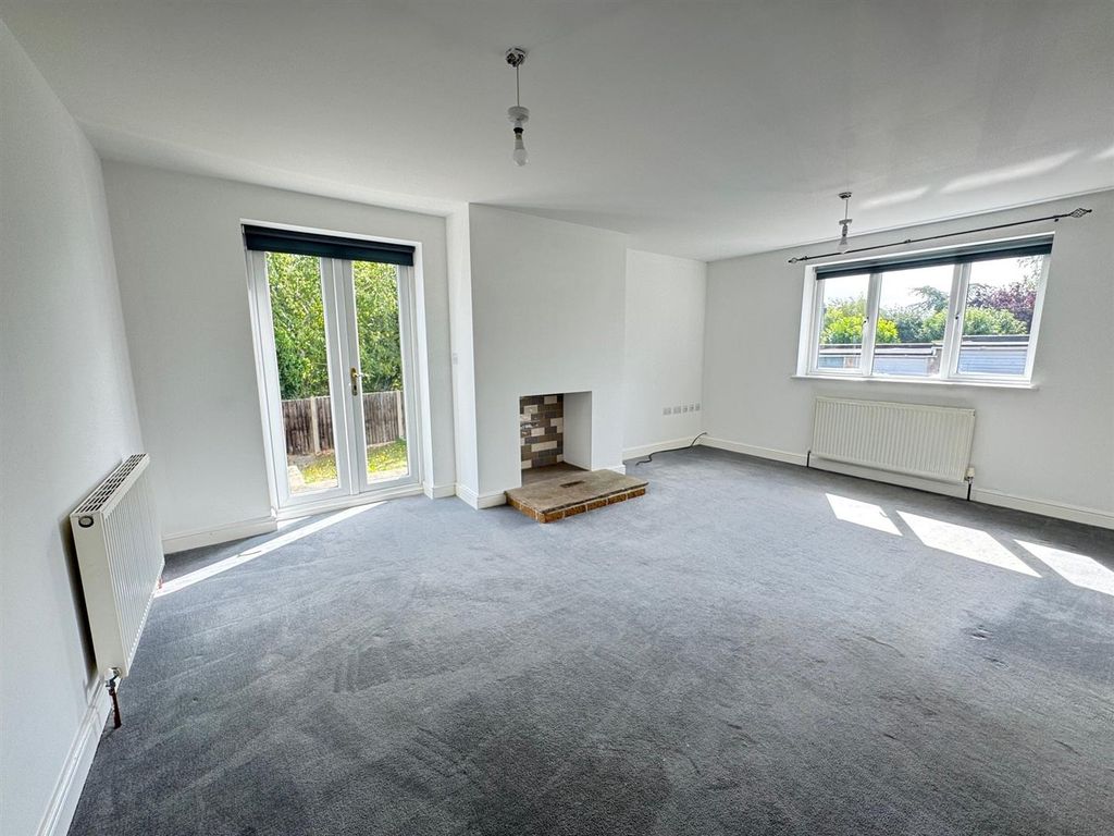 Property photo 3 of 10 Living Room