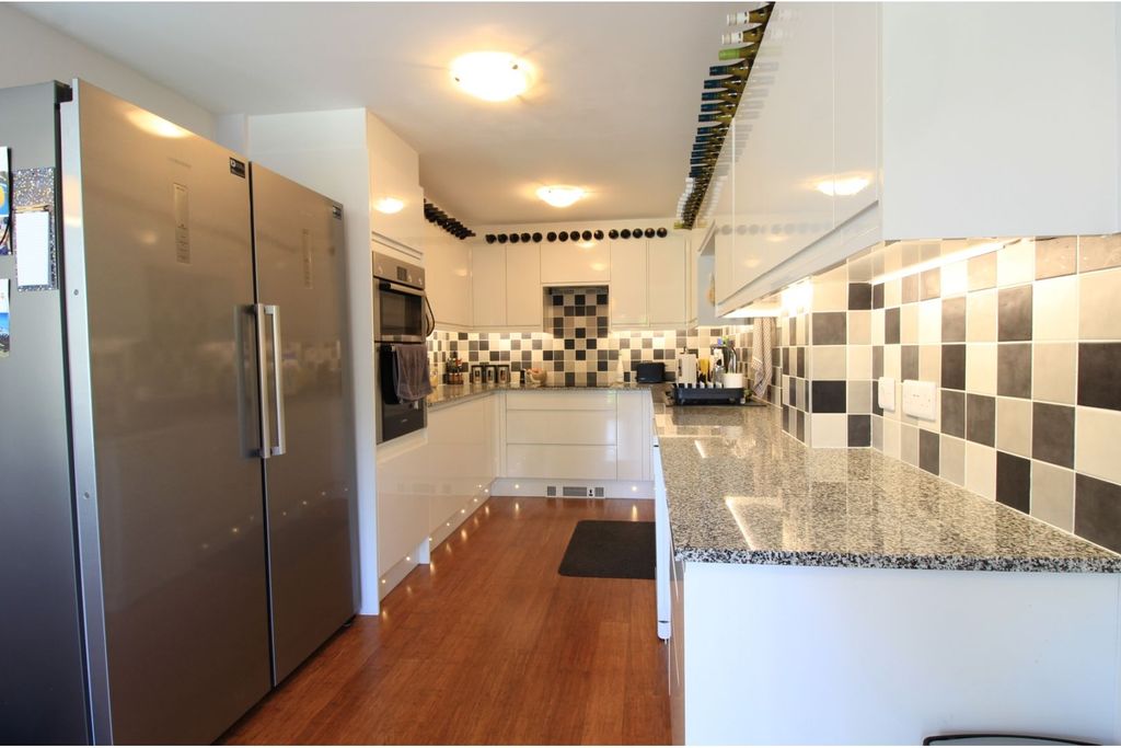Property photo 3 of 18 Kitchen