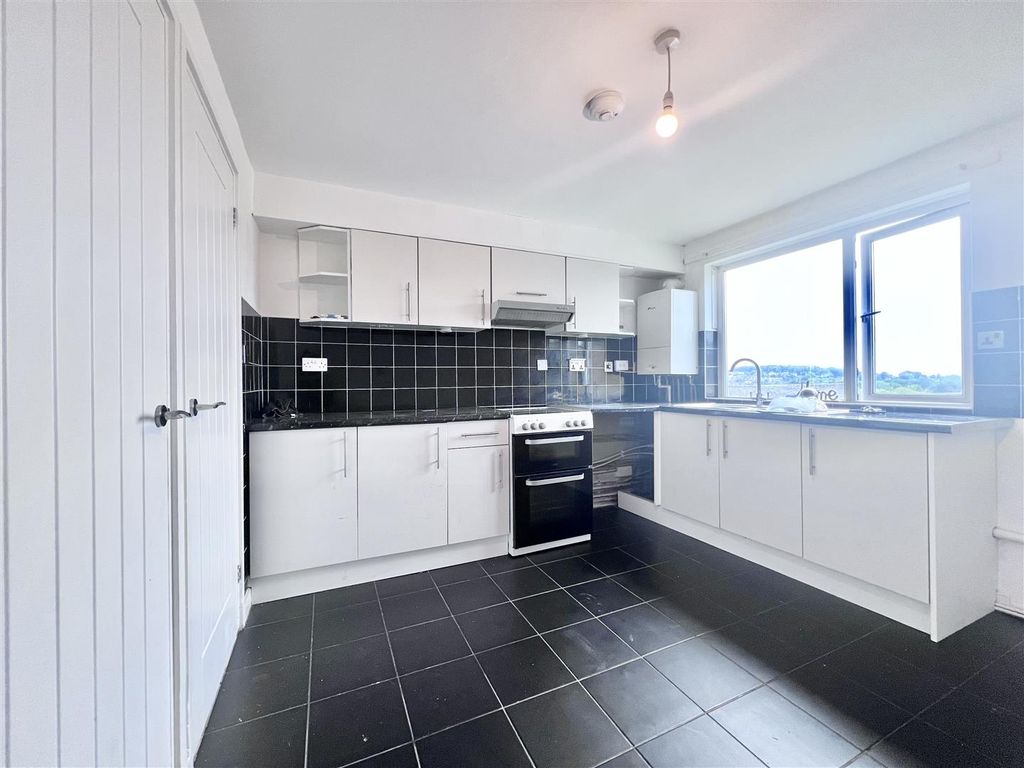 Property photo 2 of 10 Kitchen