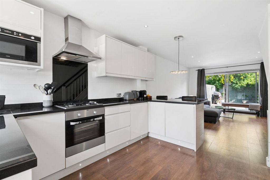 Property photo 2 of 14 8 Daniel Close Reception 18 Daniel Close Kitchen 3
