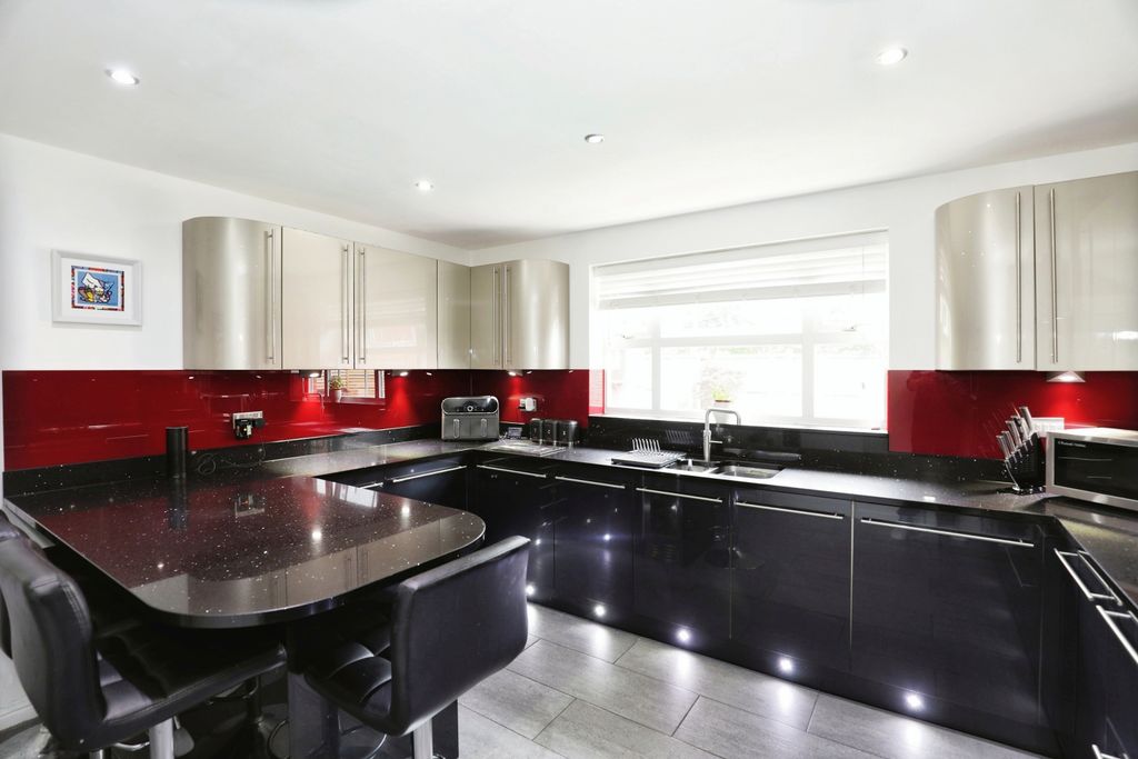 Property photo 2 of 23