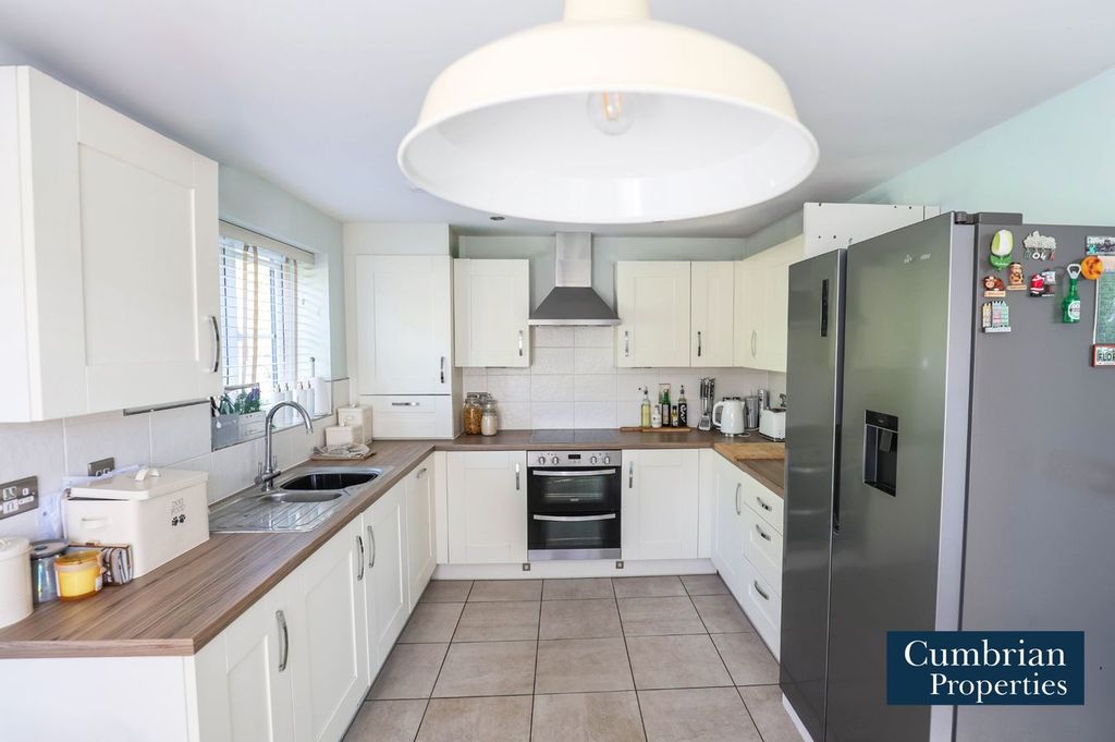 Property photo 2 of 12 Dining Kitchen