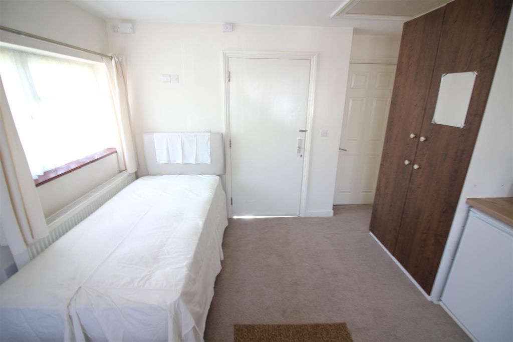 Property photo 2 of 4 Bedroom