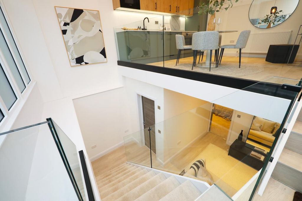 Property photo 1 of 12 Show Flat - Mitcham Rd Sw17 (3).Jpg