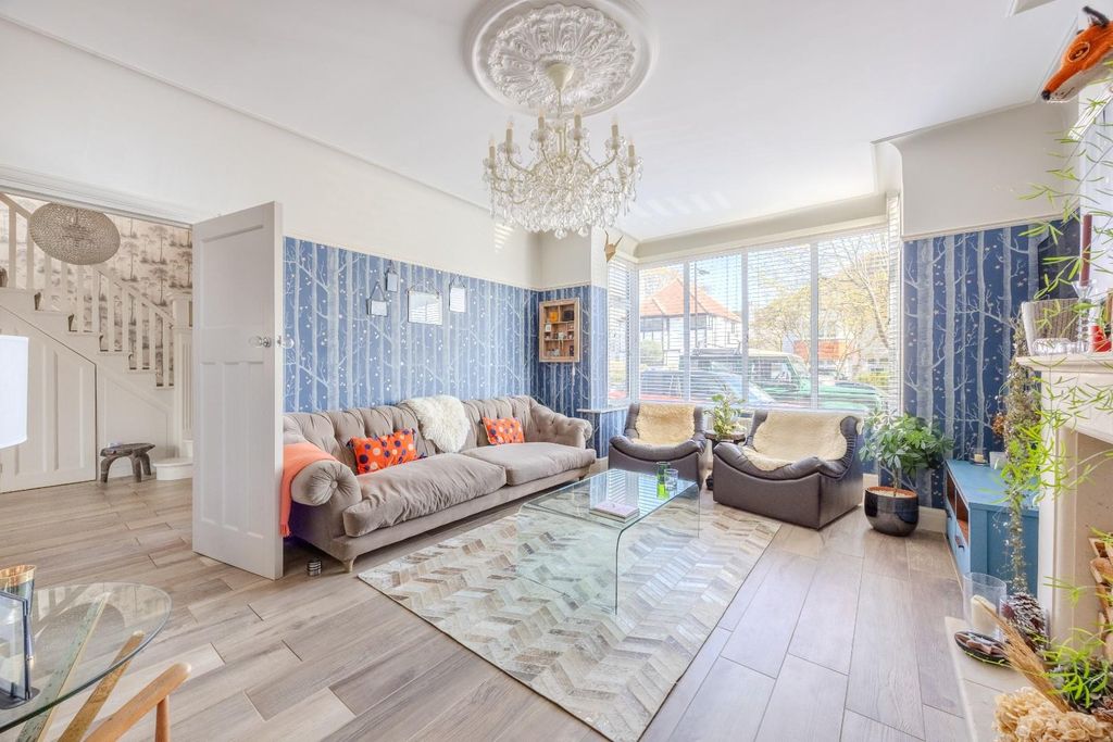 Property photo 3 of 39 Lounge