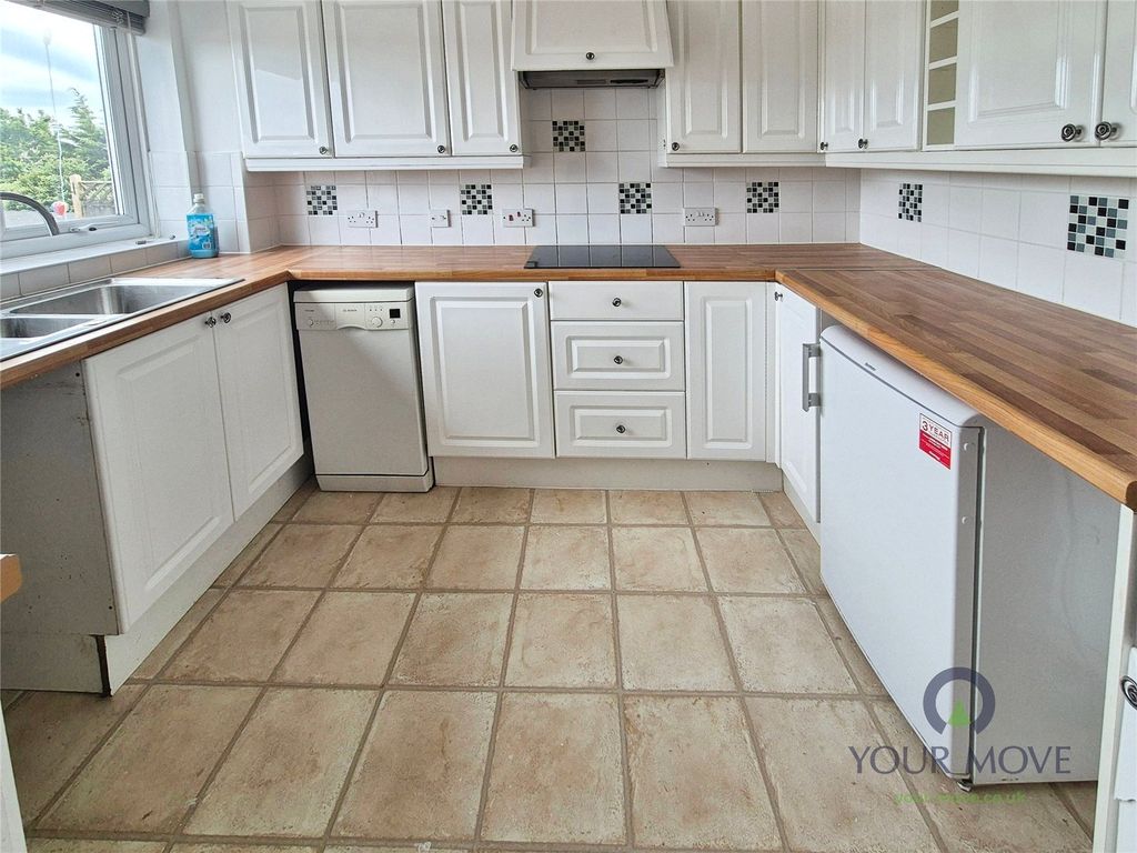 Property photo 3 of 17 Kitchen