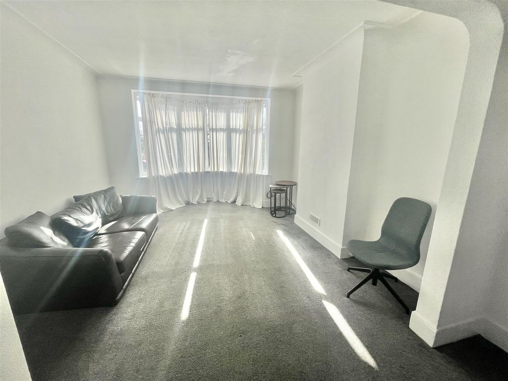 Property photo 3 of 13 Lounge.Jpg