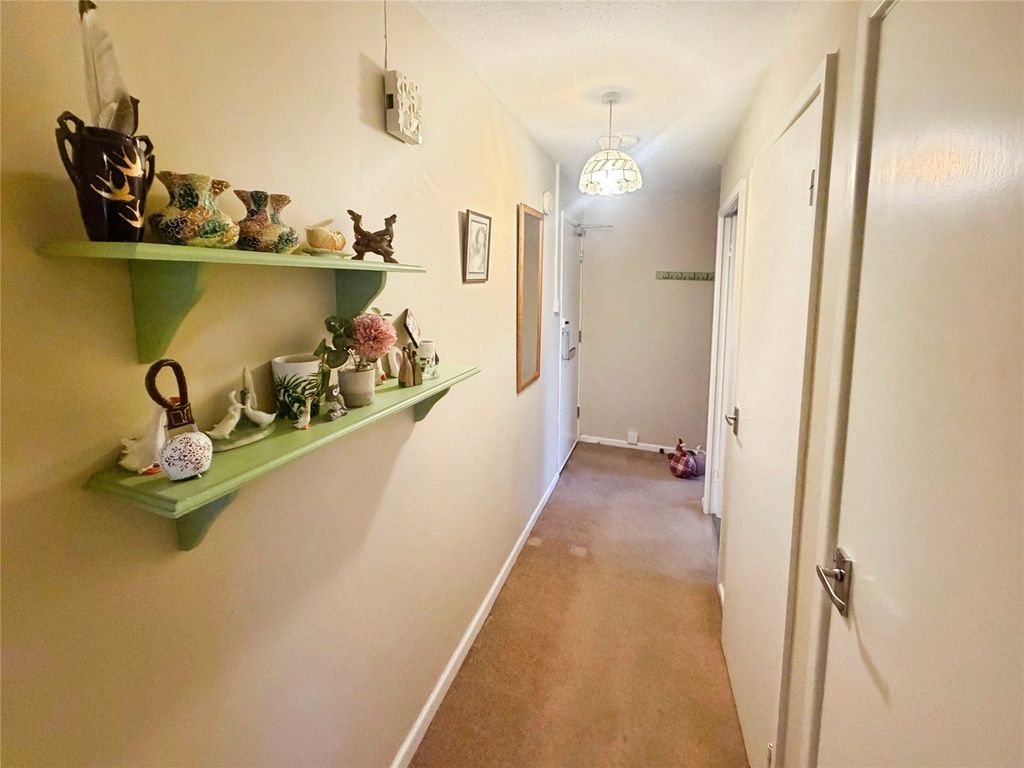 Property photo 3 of 7 Hall