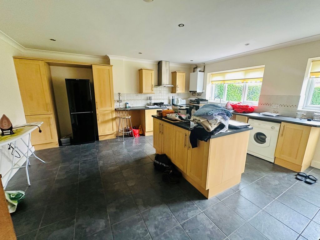 Property photo 3 of 12 Kitchen