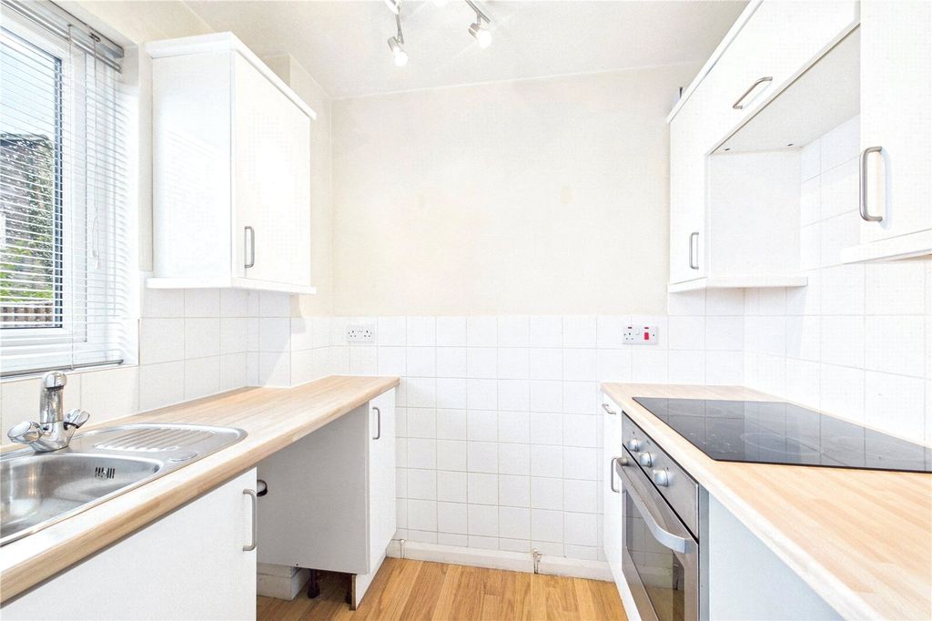 Property photo 3 of 10 Kitchen