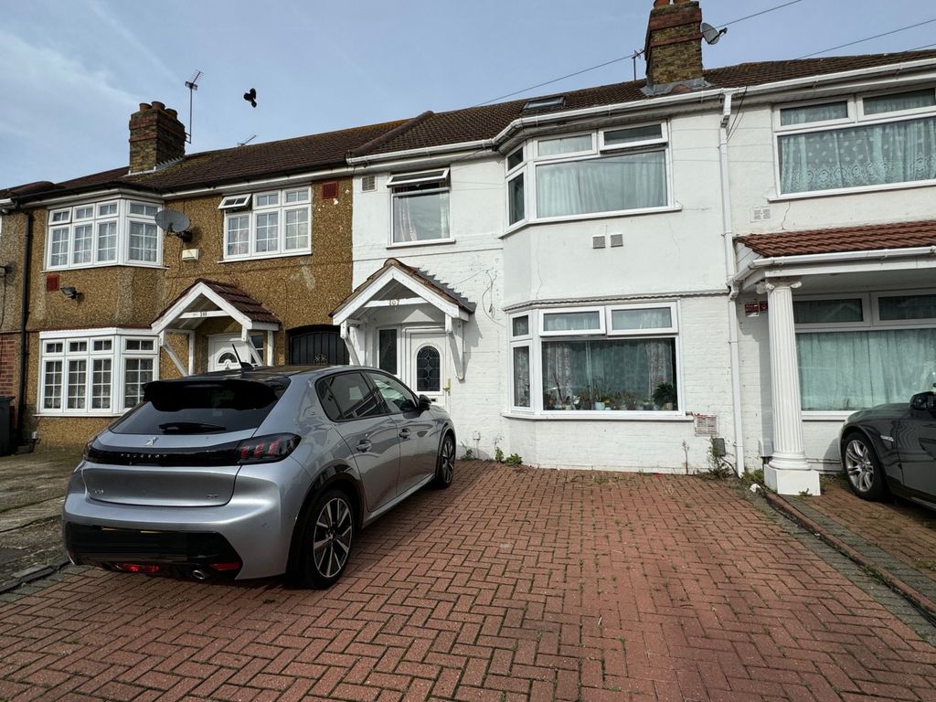 Property photo 1 of 16 Chaucer Avenue, Hounslow, Tw4 6Na