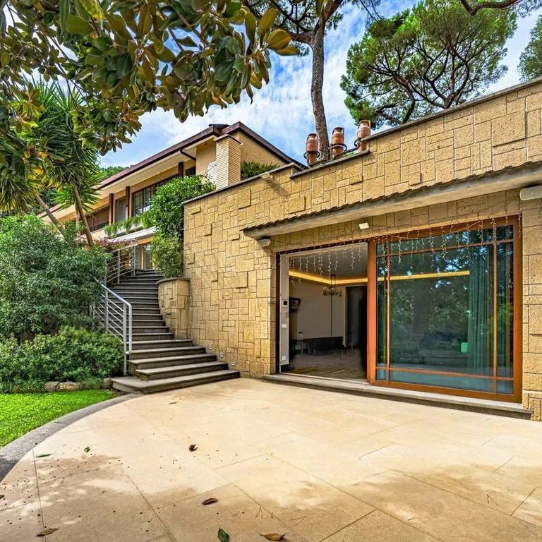 Property photo 1 of 16 Elegant Villa In Rome, Lazio