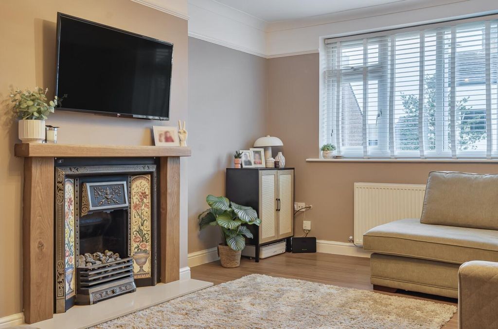 Property photo 3 of 22 1381174-8-69132E8644c65.Jpg