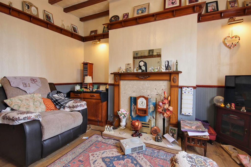 Property photo 3 of 11 Sitting Room