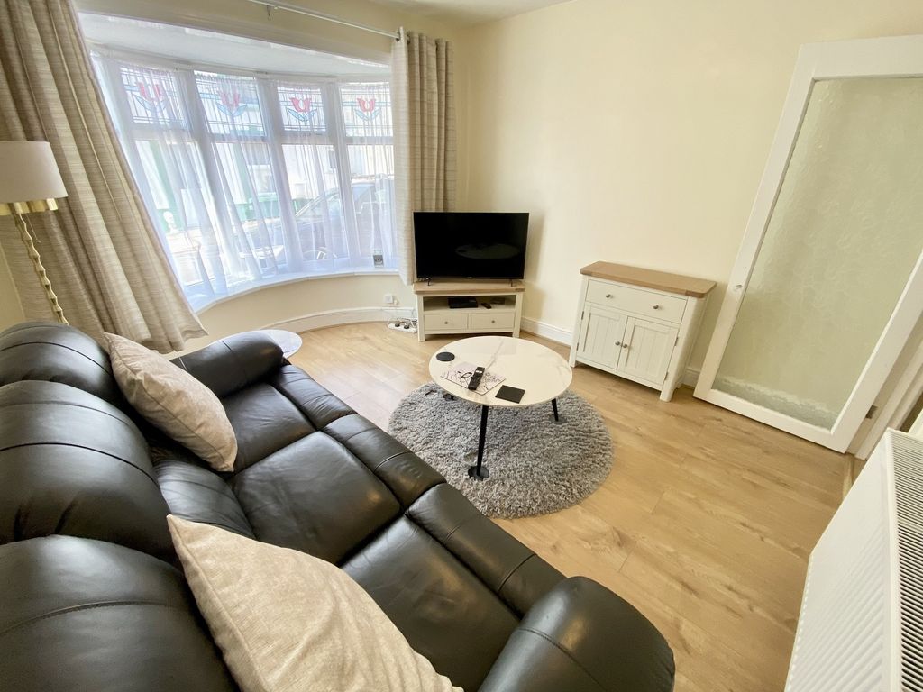Property photo 3 of 16 Lounge