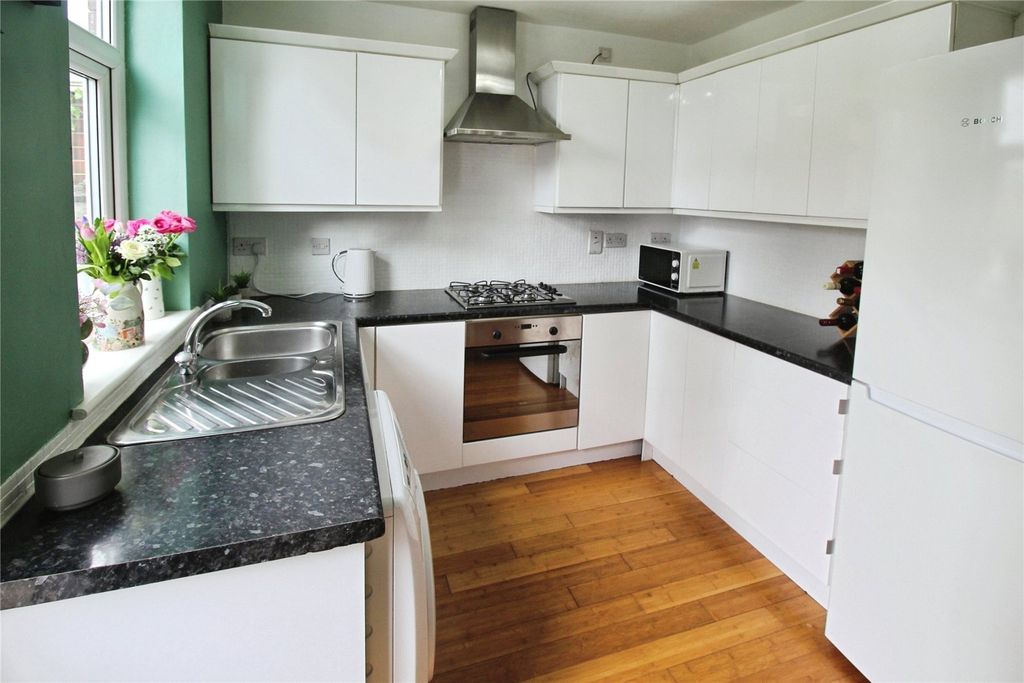 Property photo 3 of 10 Kitchen