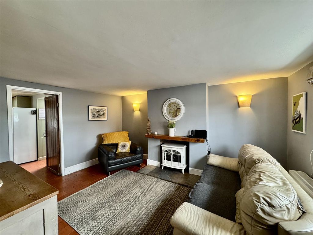 Property photo 2 of 24 Lounge