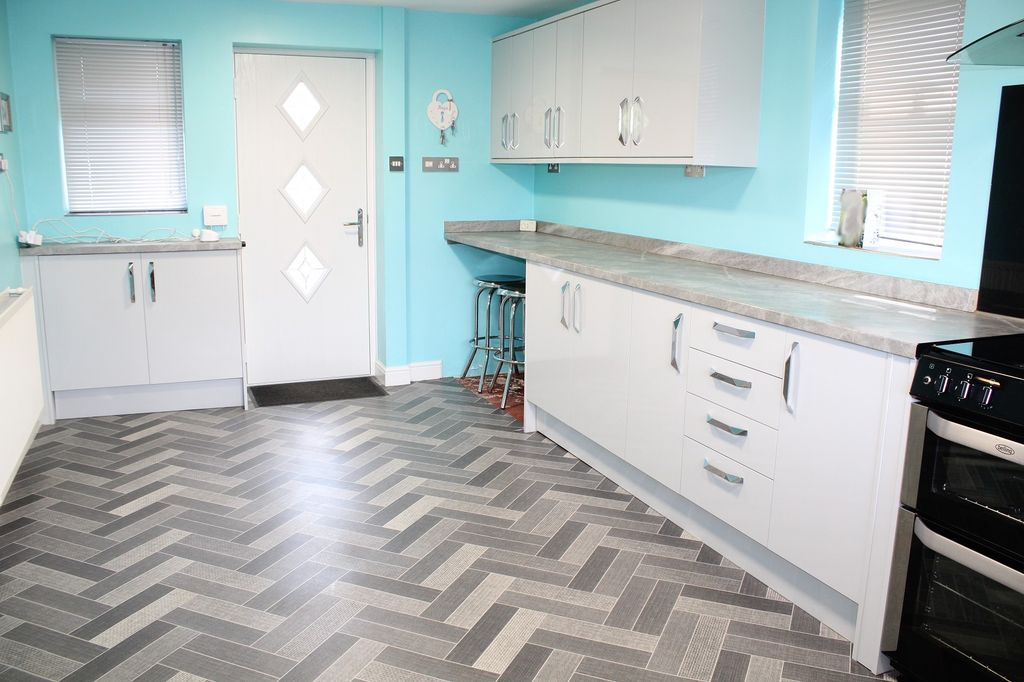 Property photo 3 of 10 Fitted Kitchen Picture 2