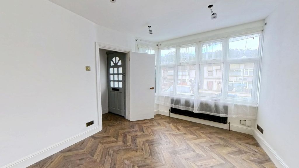 Property photo 1 of 5 Living Room