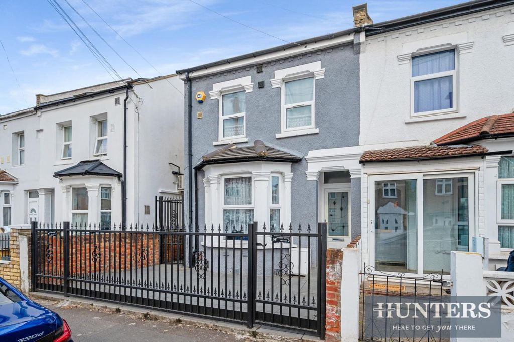 Property photo 2 of 20 Cromwell Road, -37.Jpg