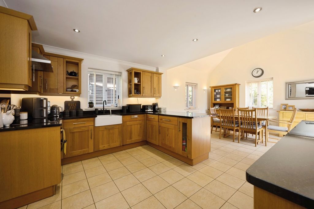 Property photo 2 of 25 Pbox-Img.Jpg