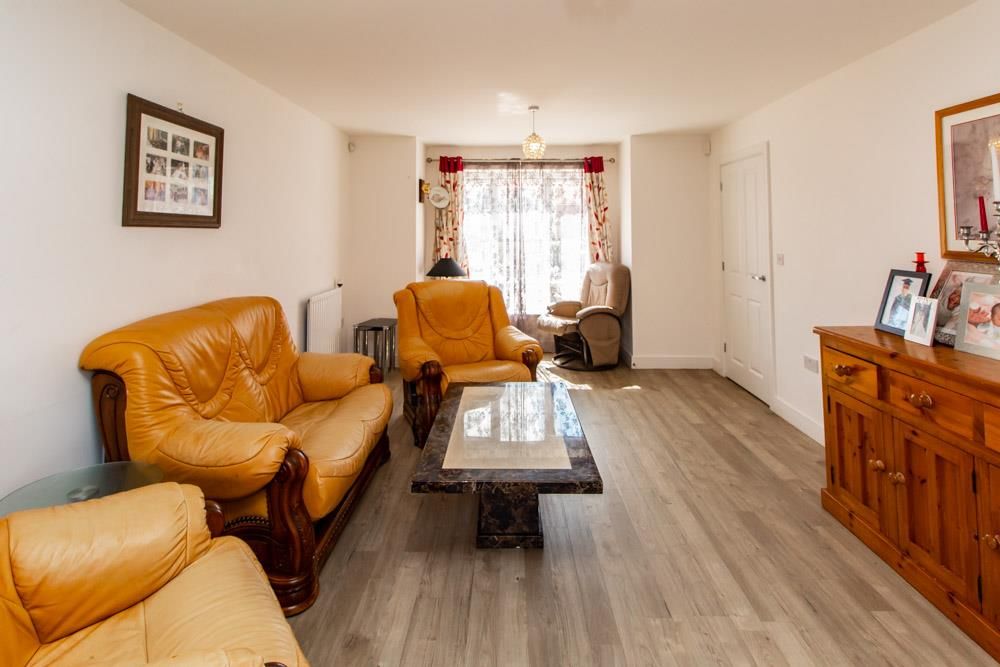 Property photo 3 of 18 Lounge