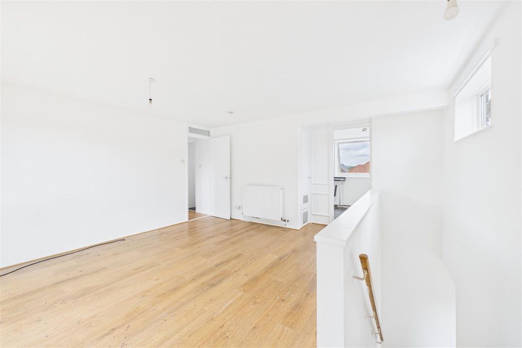 Property photo 3 of 13 Cam04234G0-Pr0407-Still010.Jpg