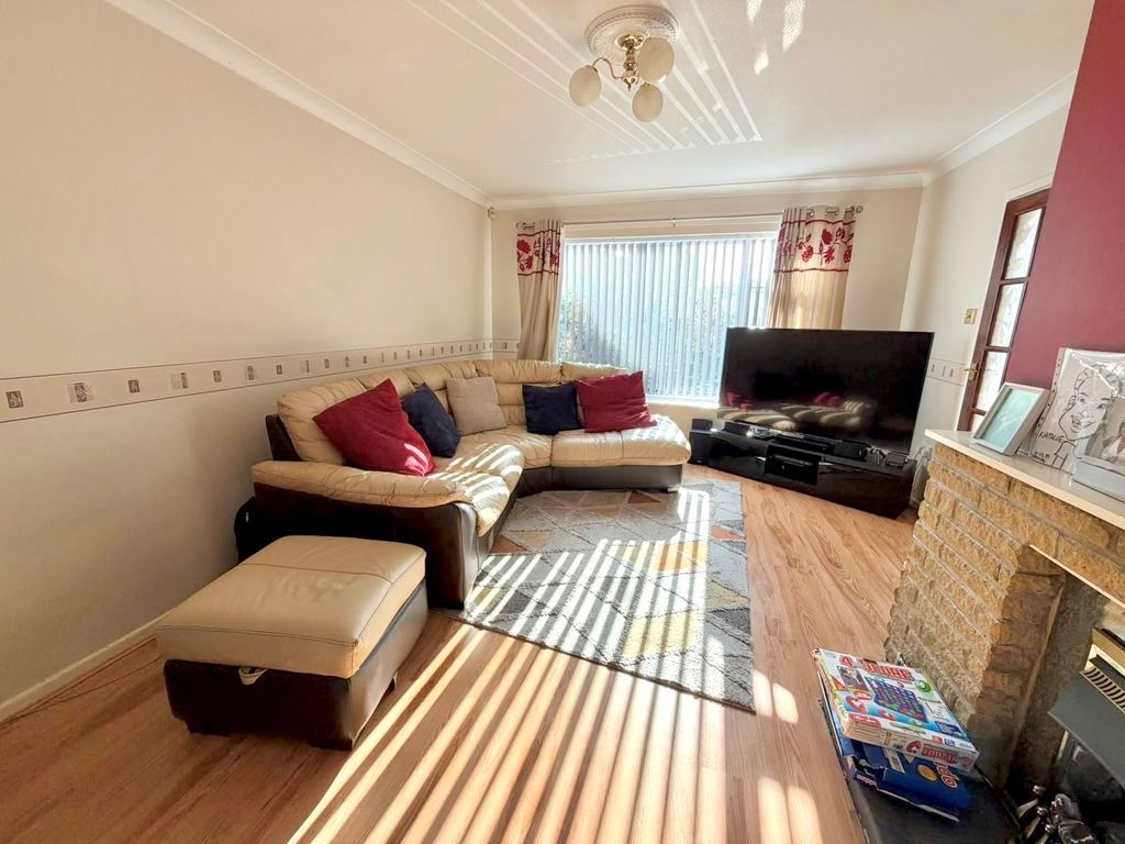 Property photo 3 of 15 Lounge
