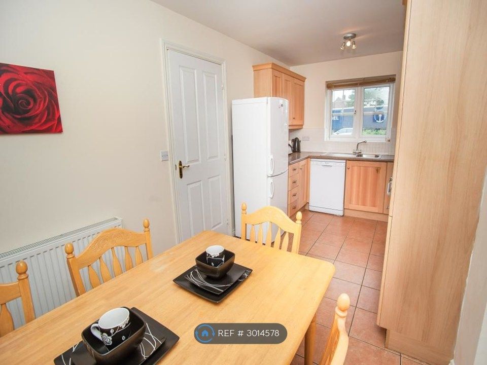 Property photo 3 of 10 Kitchen