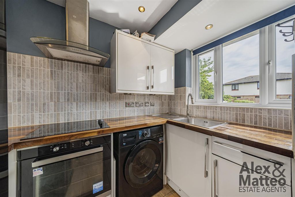 Property photo 3 of 17 Welsford Street
