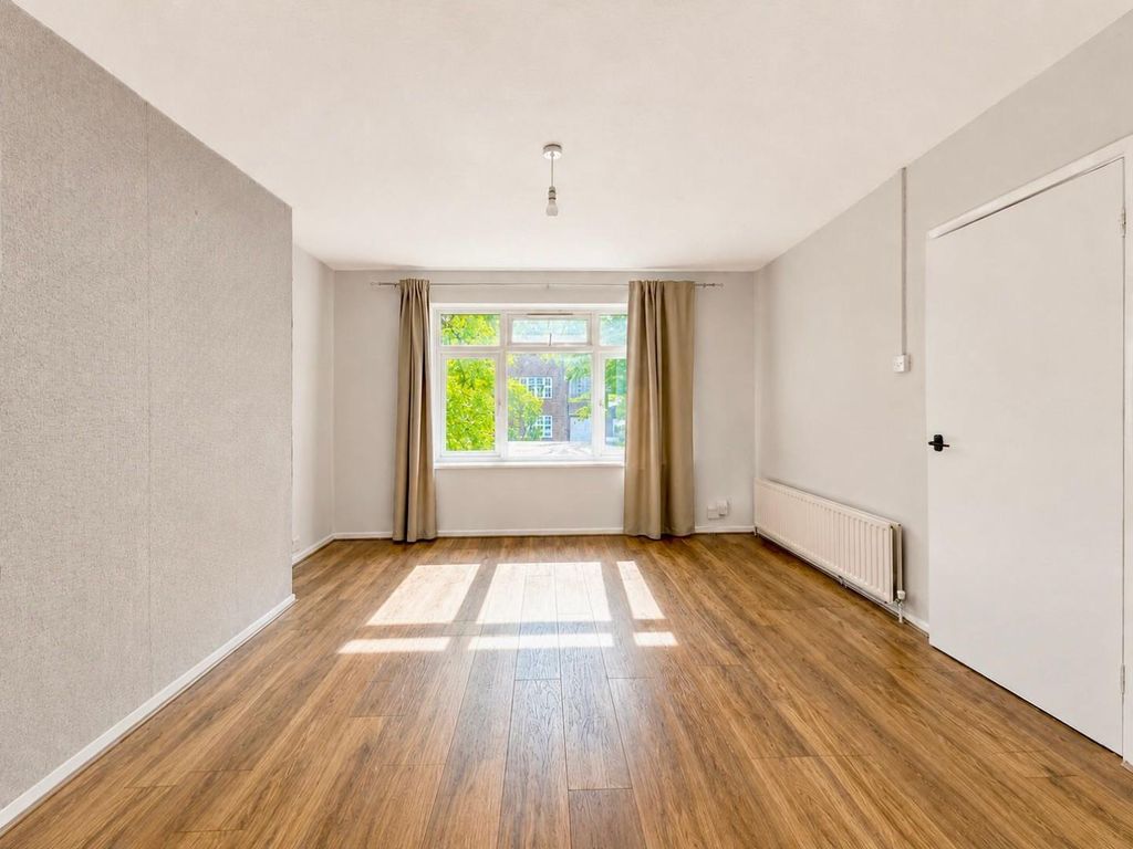 Property photo 1 of 14 Living Room