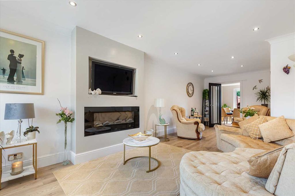 Property photo 2 of 31 Lounge (1)