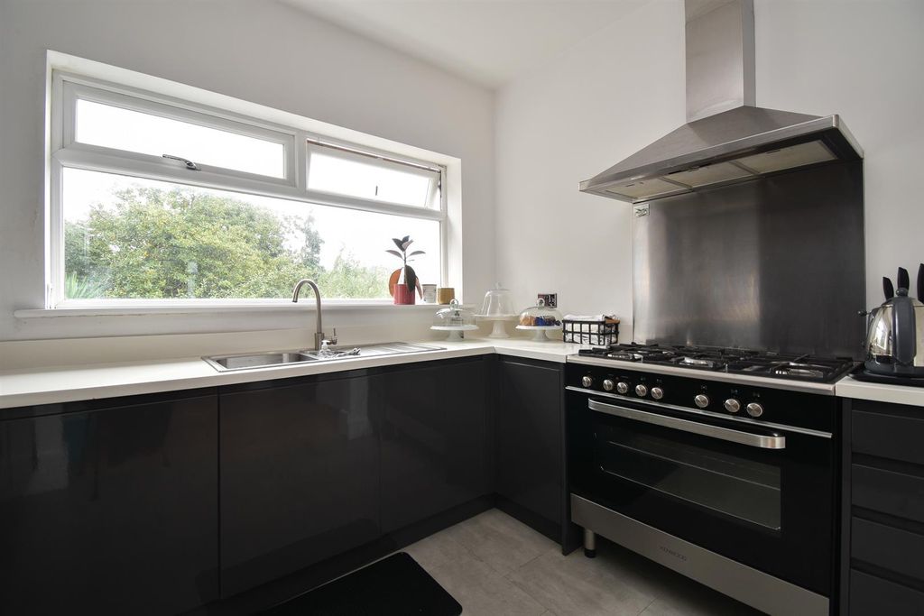 Property photo 3 of 21 Kitchen