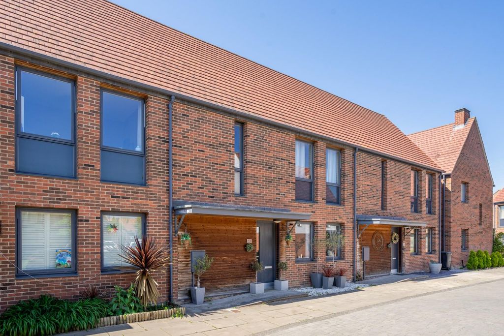 Property photo 1 of 18 External