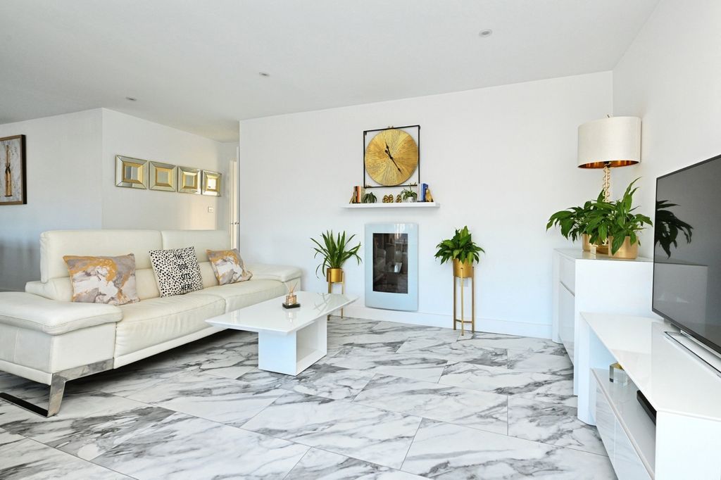 Property photo 2 of 39 Pbox-Img.Jpg