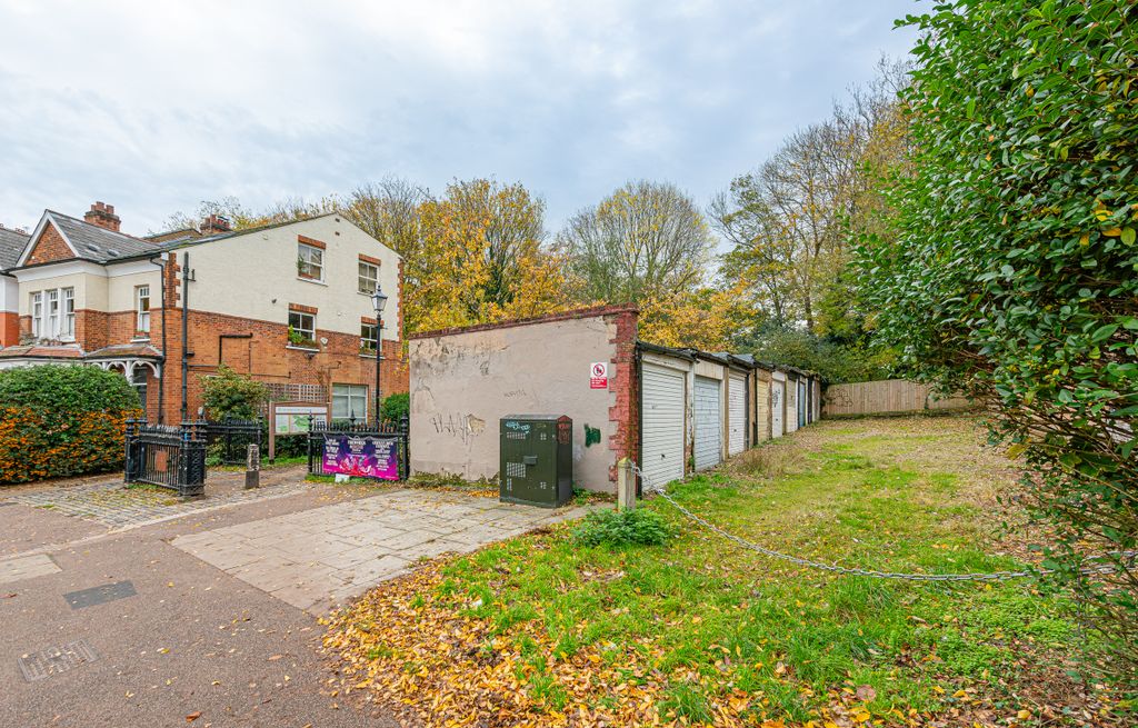 Property photo 2 of 9 Dukes Avenue 108-110, Garage-002