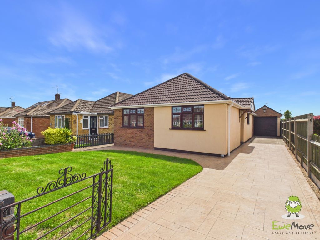 Property photo 1 of 17 Ewemove Estate Agents Basingstoke - Brackley Way