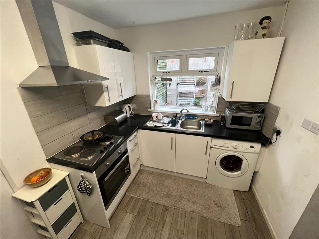 Property photo 2 of 7 Kitchen