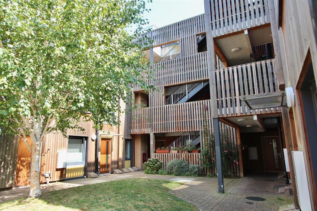 Property photo 2 of 17 Saxony Court, E5