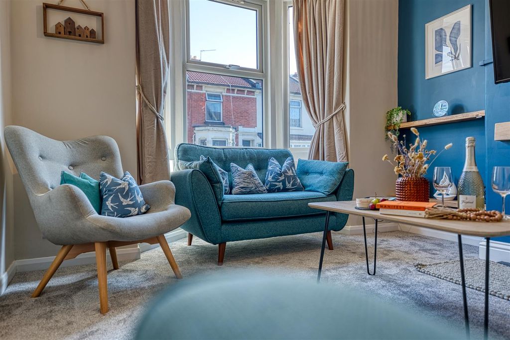 Property photo 3 of 15 Alverstone Road__160.Jpg
