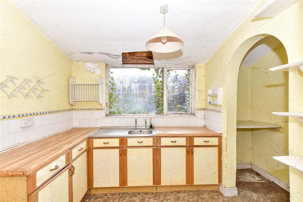 Property photo 3 of 7 Kitchen