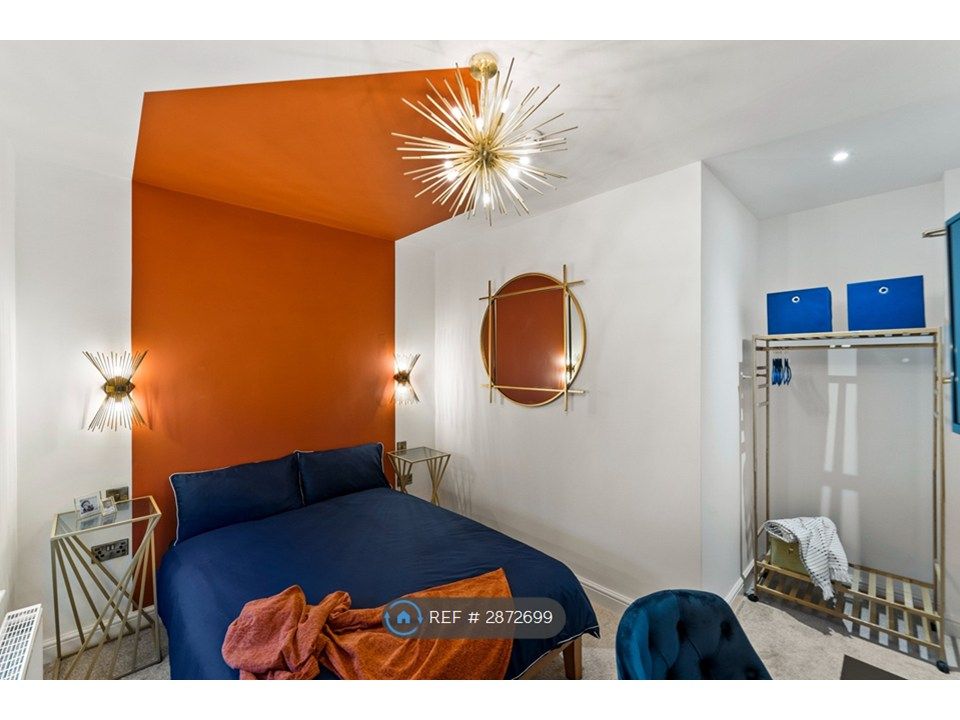 Property photo 1 of 16 Room 2