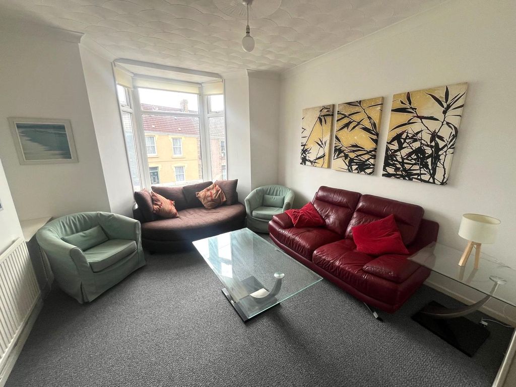 Property photo 2 of 14 Lounge