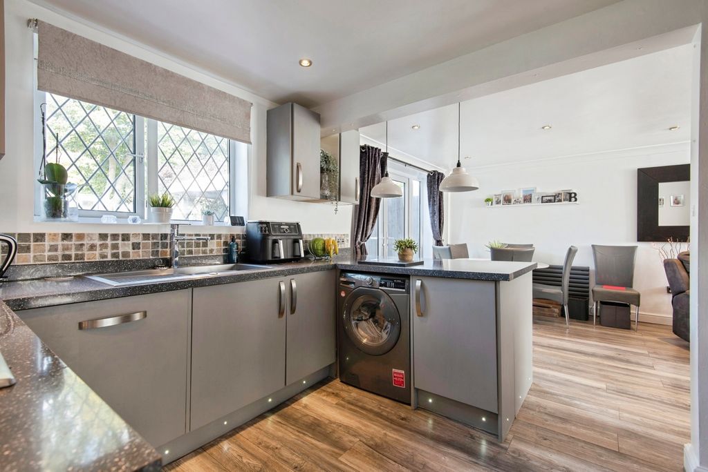 Property photo 3 of 18 Kitchen