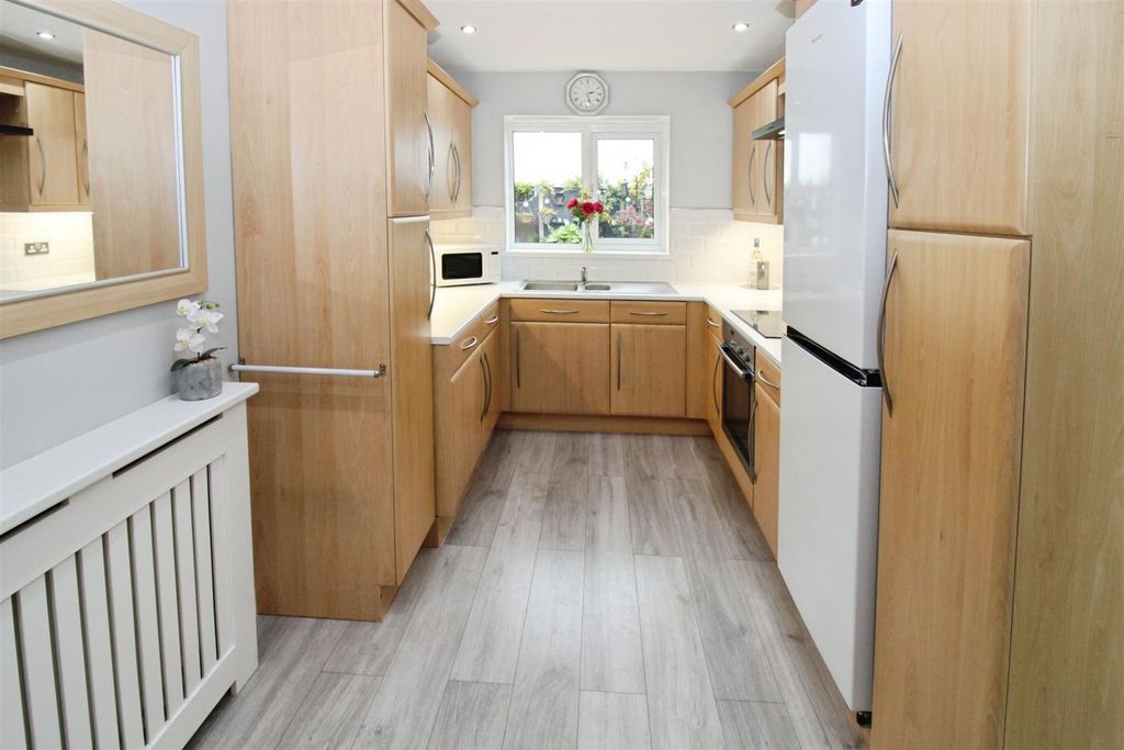 Property photo 3 of 31 Fitted Kitchen