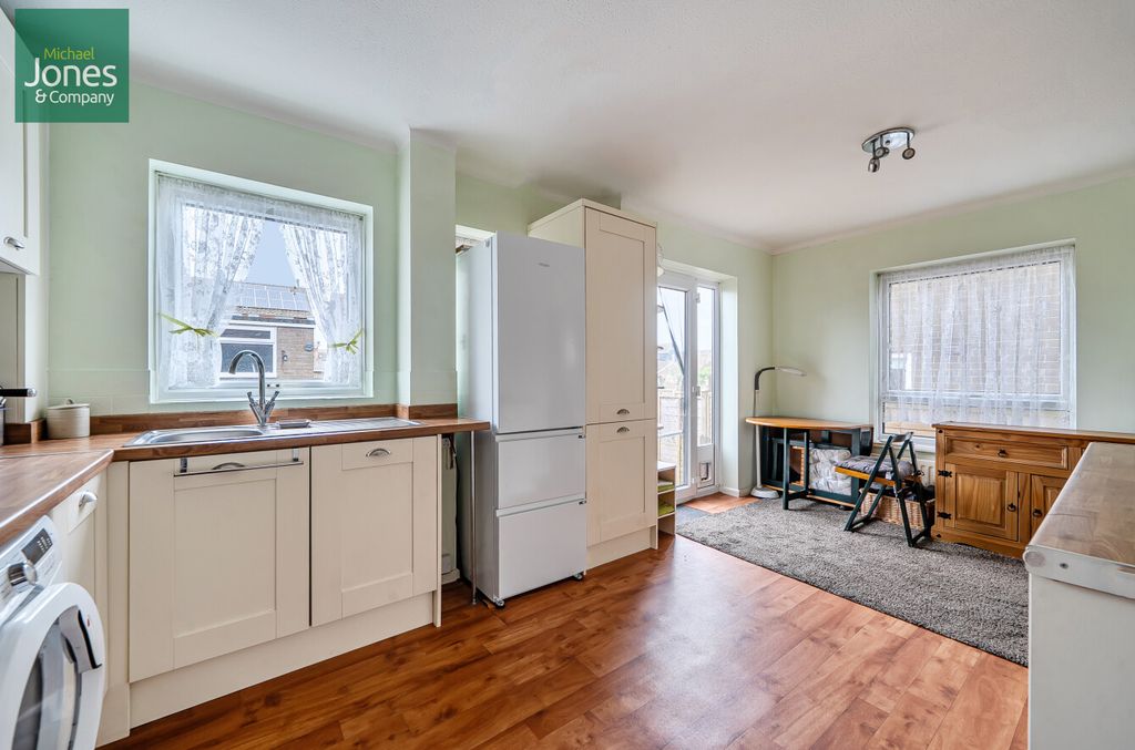 Property photo 3 of 8 143764Ea-66Af-427...