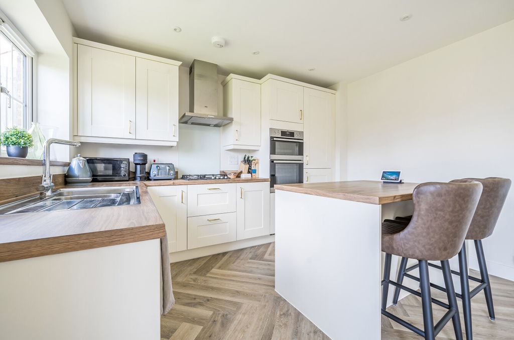 Property photo 3 of 12 1340444-12-68B5B2...