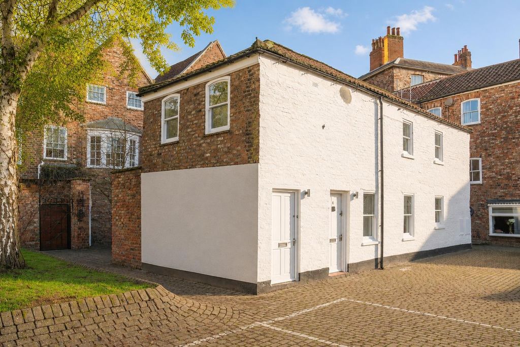 Property photo 1 of 12 External