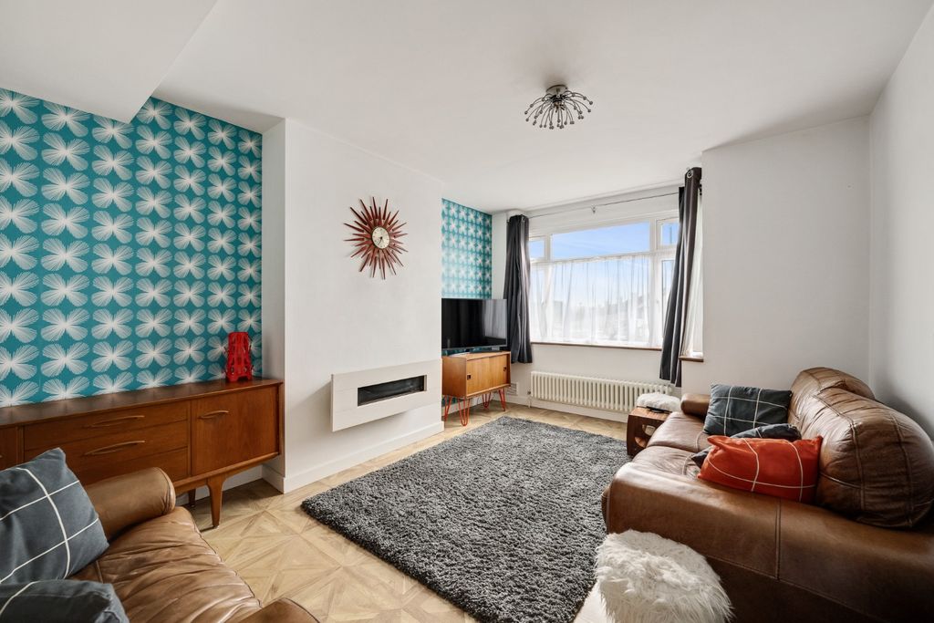 Property photo 3 of 19 4697255