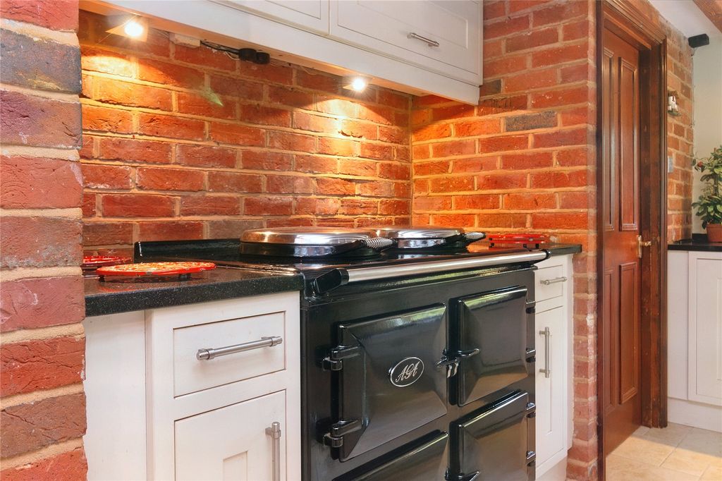 Property photo 3 of 18 Aga